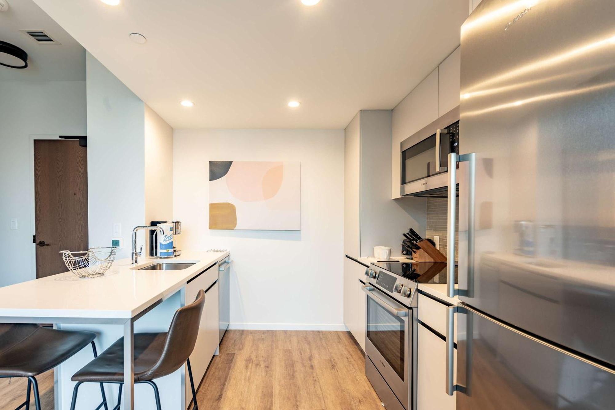 Luxury Apt Heart Of Seaport Бостон Экстерьер фото