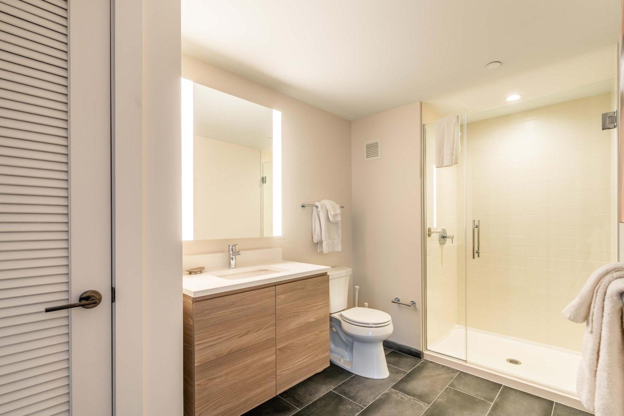 Luxury Apt Heart Of Seaport Бостон Экстерьер фото