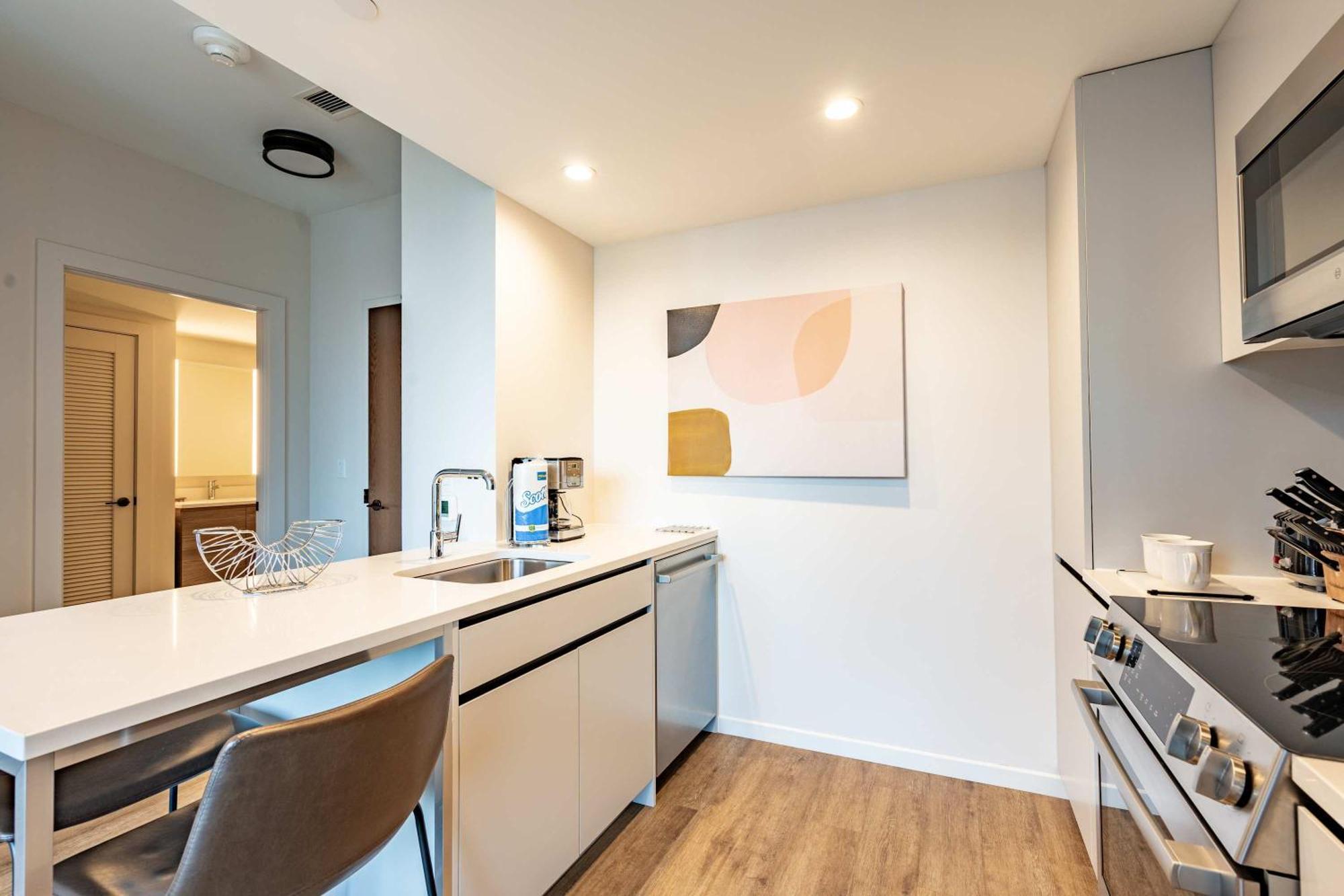 Luxury Apt Heart Of Seaport Бостон Экстерьер фото