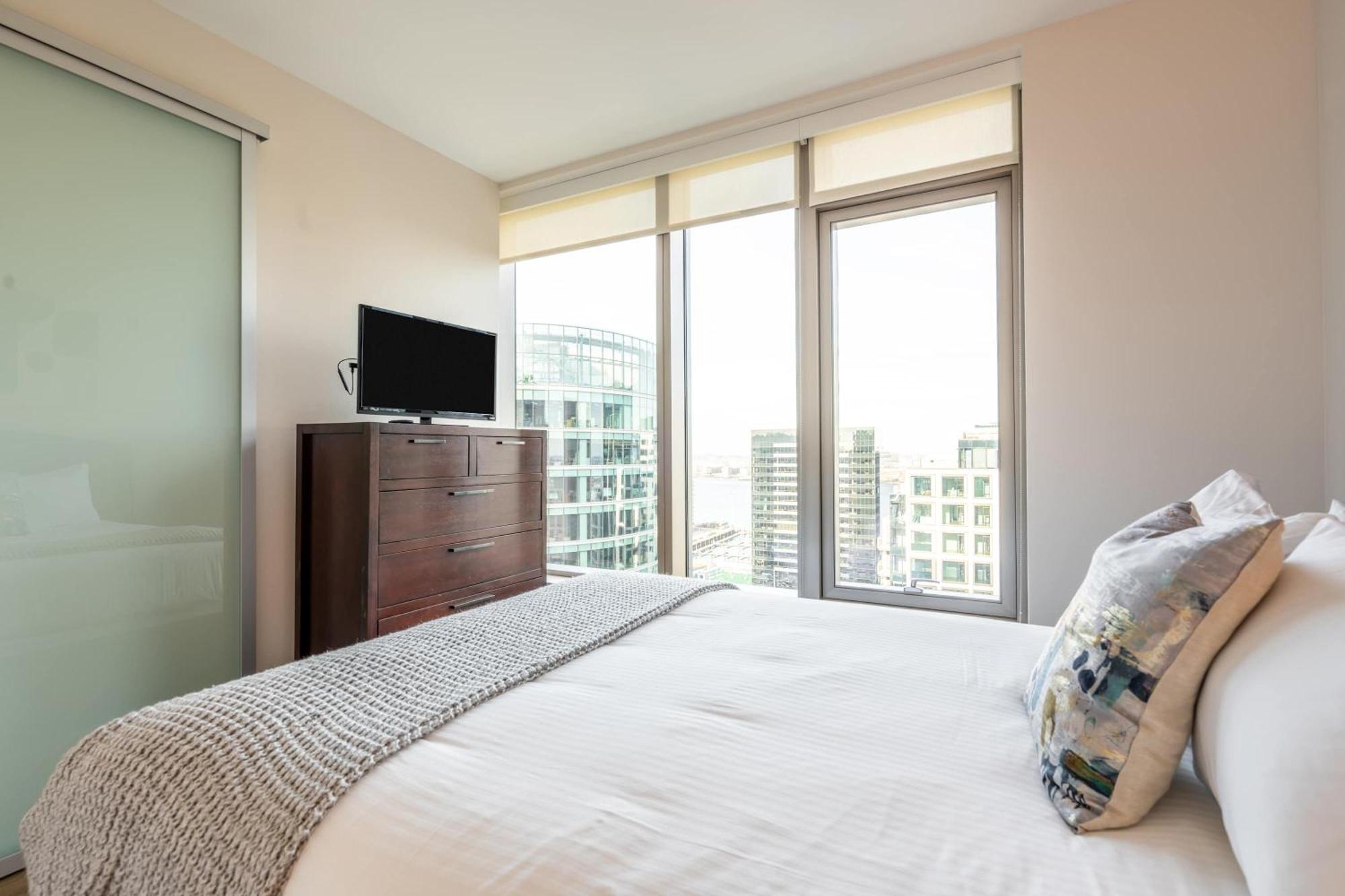 Luxury Apt Heart Of Seaport Бостон Экстерьер фото