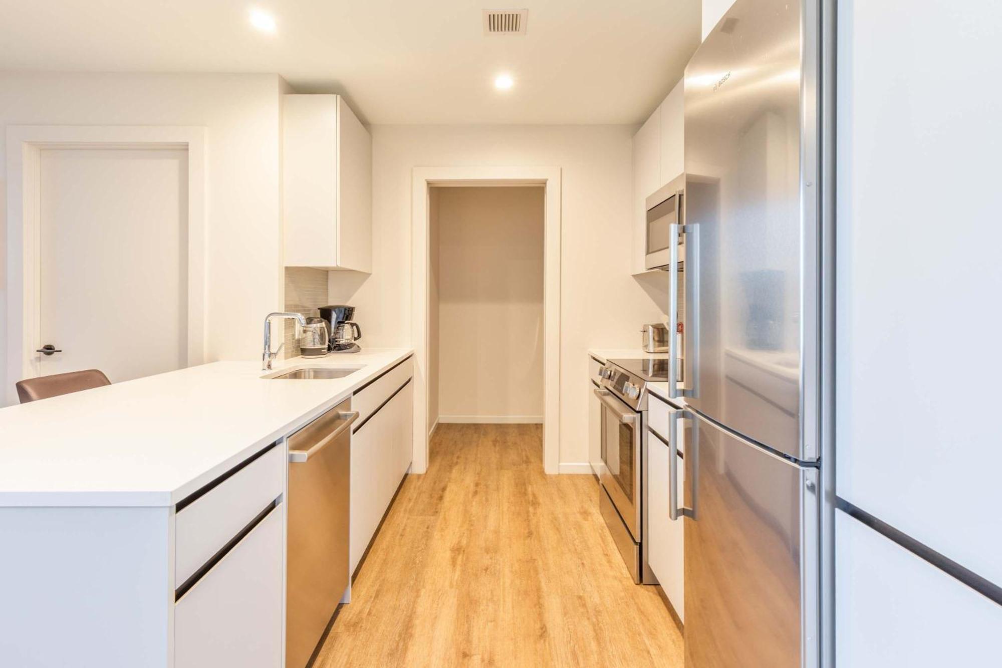 Luxury Apt Heart Of Seaport Бостон Экстерьер фото